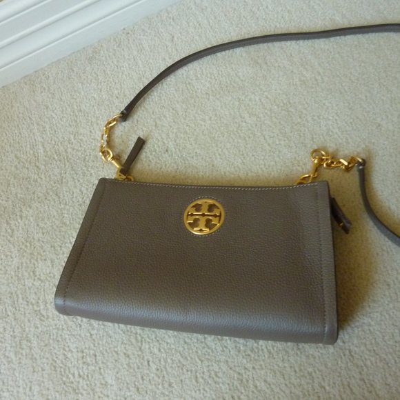 TORY BURCH Logo 'Carson' Silver Maple Leather Crossbody Bag (NEW) - Picture 7 of 12